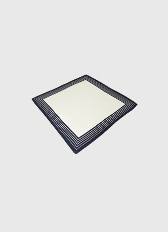 Платок с контрастным контуром