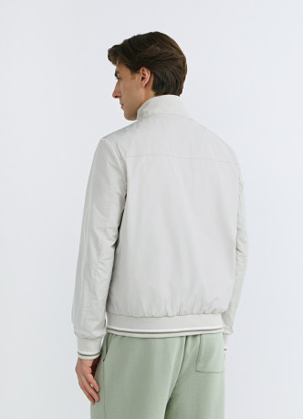 Бомбер с контрастными деталями