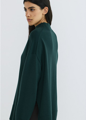 Объёмный джемпер с воротником-стойкой