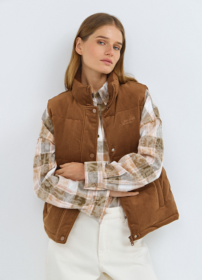 Утеплённый вельветовый жилет