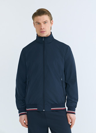 Бомбер с контрастными деталями