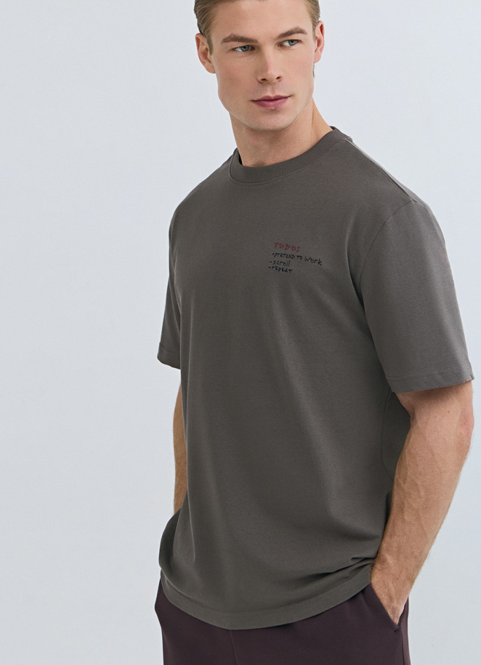 Футболка с текстовой вышивкой