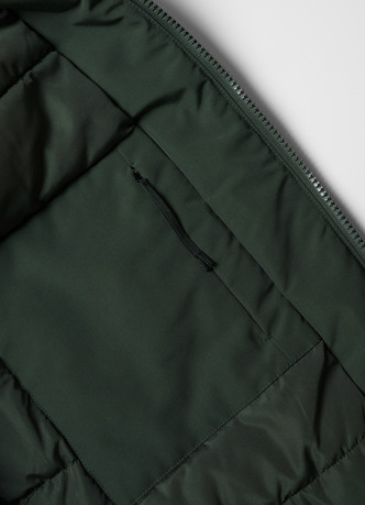 Утеплённая куртка с капюшоном