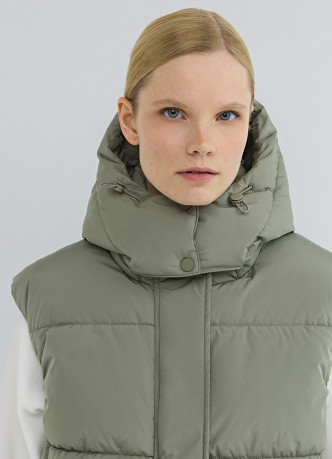 Жилетка с капюшоном