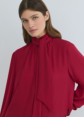 Блузка с шарфом