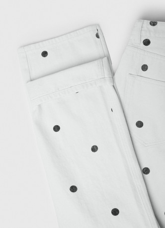 Прямые джинсы в горошек