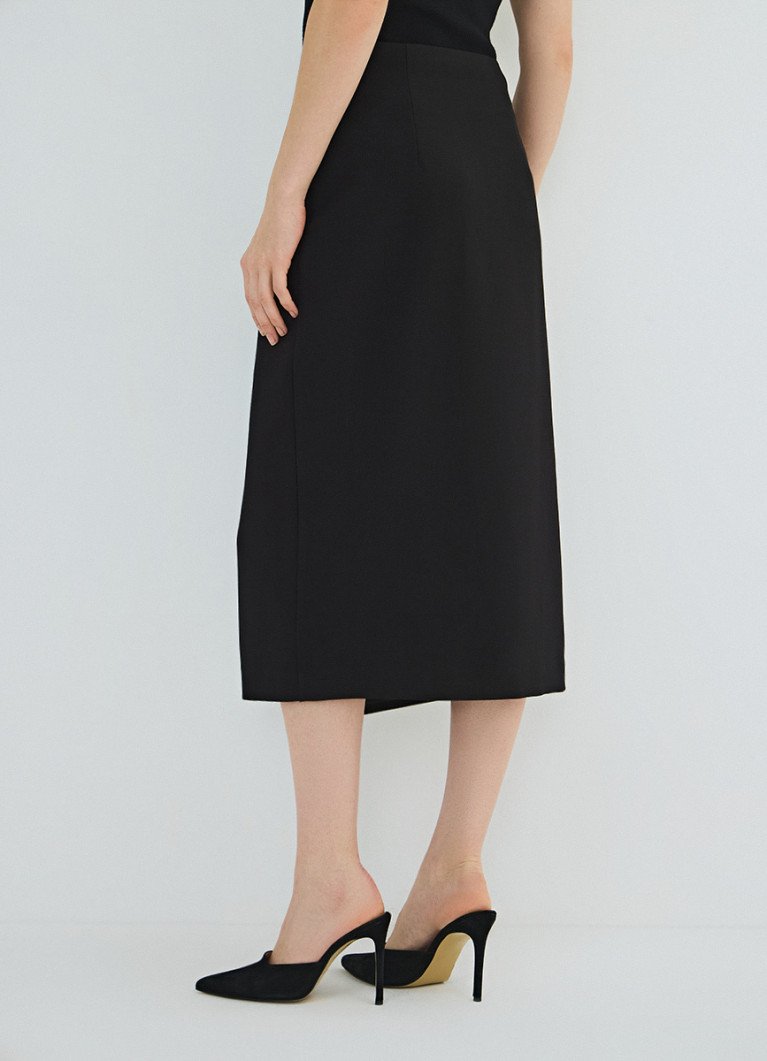 Ол қатты итеріп, айқайлайды.