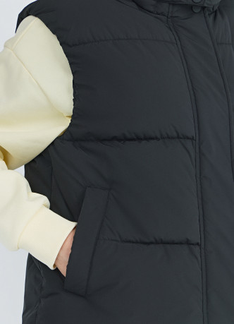 Утеплённый жилет с капюшоном