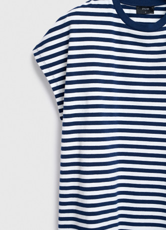 Футболка в полоску со спущенным плечом