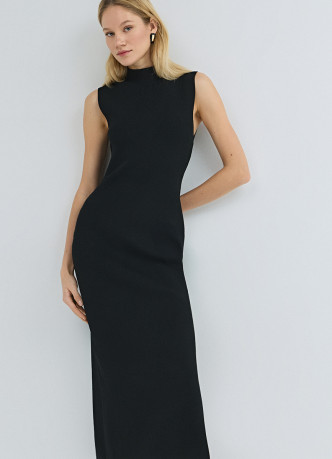 Вязаное платье в рубчик с горловиной-стойкой