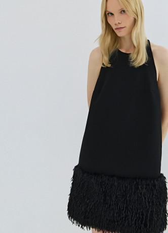 Платье мини с декором из перьев