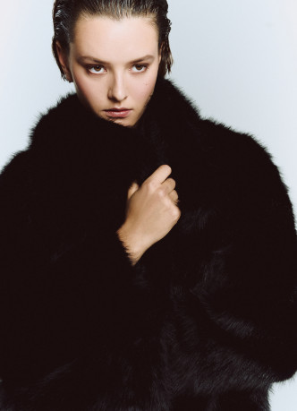 Укороченная шуба из искусственного меха