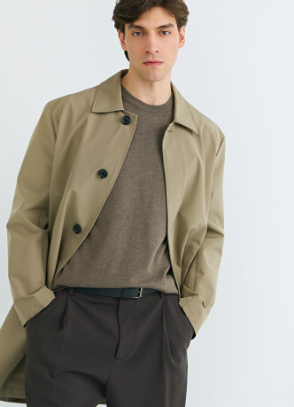 Плащ на пуговицах