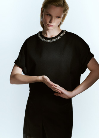 Футболка с декором у выреза
