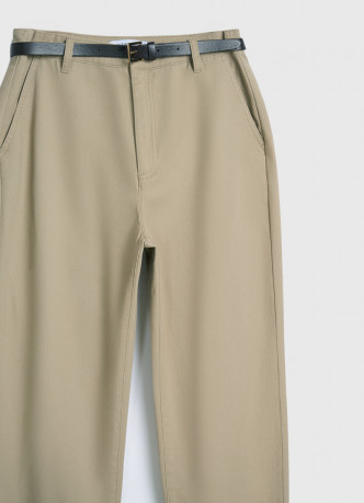 Чиносы с ремнём