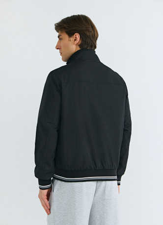 Бомбер с контрастными деталями