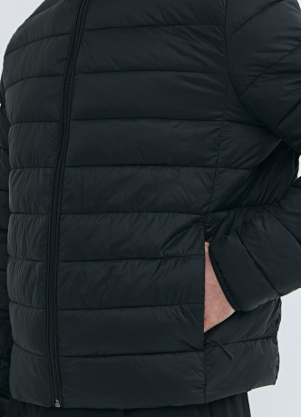 Утеплённая лёгкая куртка с воротником-стойкой