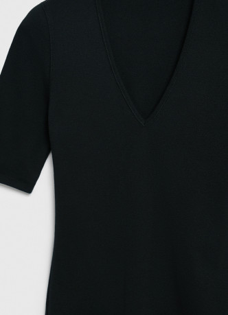 Футболка в рубчик с V-образной горловиной