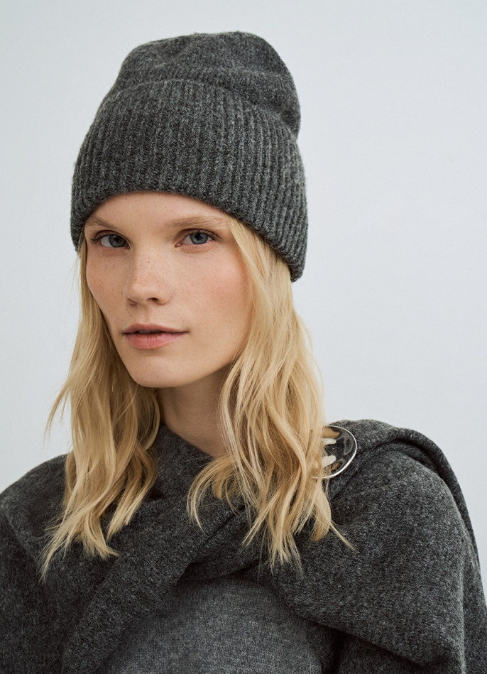 Вязаная шапка с отворотом