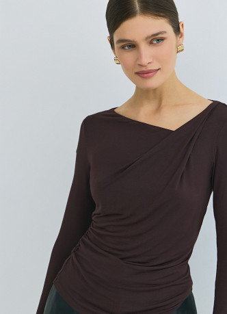 Лонгслив с драпировкой и асимметричным вырезом