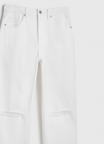 Прямые джинсы с разрезами на коленях