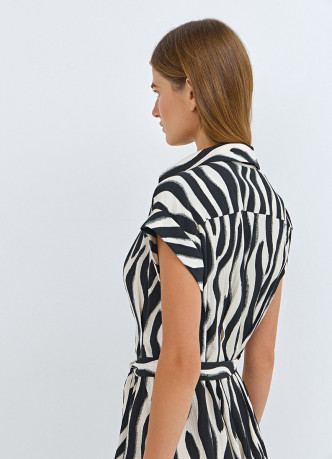 Приталенное платье-рубашка с принтом