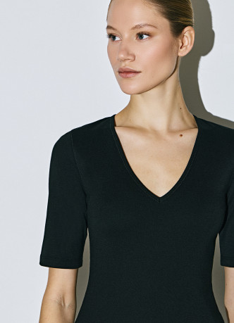 Футболка в рубчик с V-образной горловиной