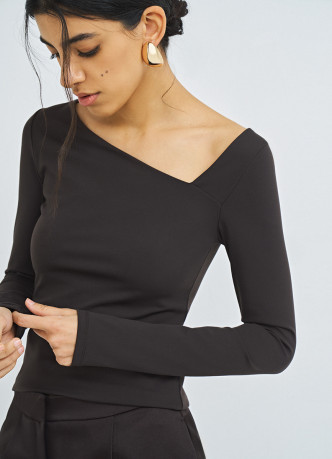 Лонгслив с асимметричным вырезом