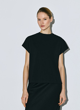 Футболка со спущенным плечом