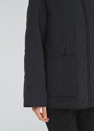 Легкая стеганая утепленная куртка