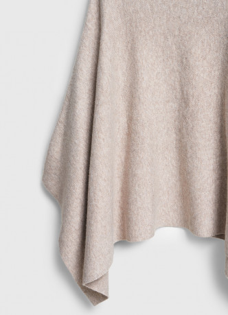 Асимметричное вязаное пончо