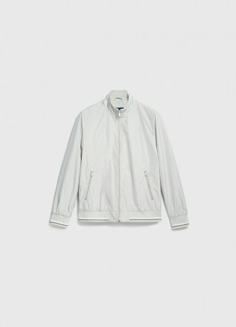 Бомбер с контрастными деталями