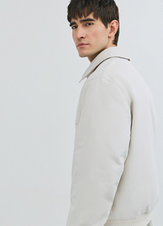 Утеплённый бомбер с отложным воротником