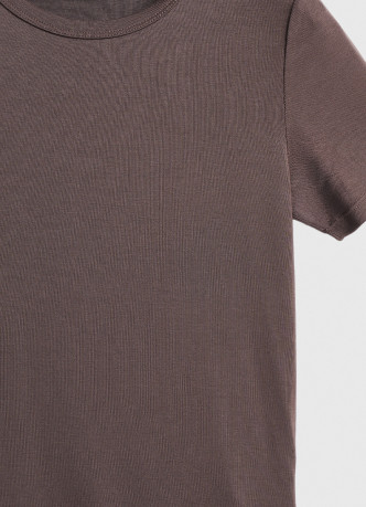 Приталенная футболка в рубчик