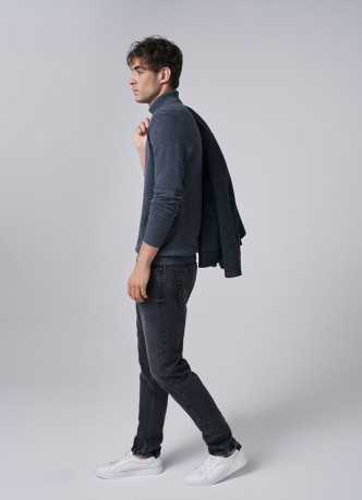 Зауженные джинсы в стиле 90-х