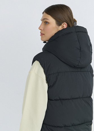 Утеплённый жилет с капюшоном