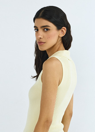 Трикотажный жилет в рубчик с воротником