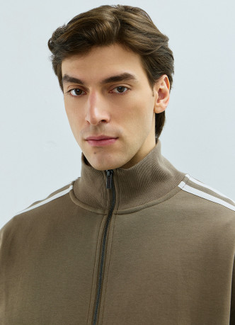 Бомбер на молнии с контрастными деталями