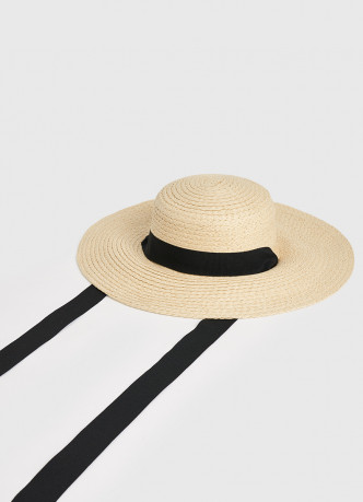 Соломенная шляпа с круглыми полями и лентой