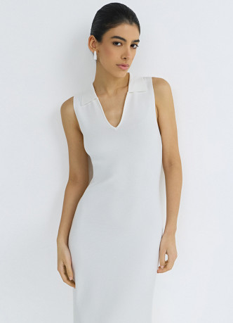 Вязаное платье с воротником-поло