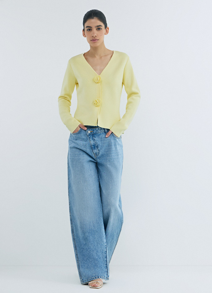 Широкие джинсы с асимметричной застёжкой