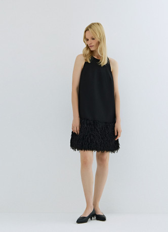 Платье мини с декором из перьев