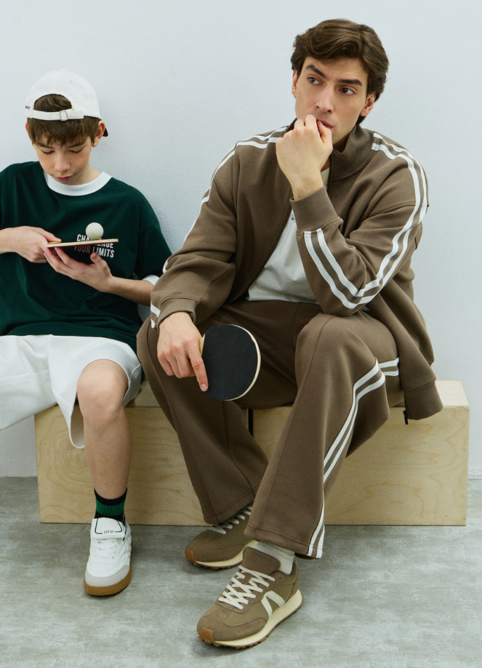 Бомбер на молнии с контрастными деталями