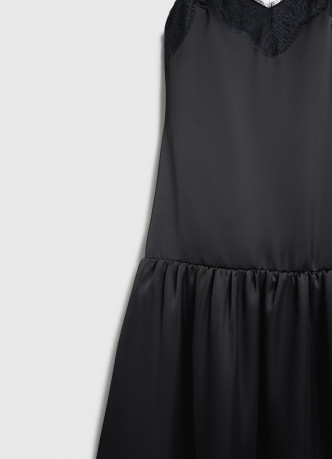 Платье с расклёшенной юбкой и кружевом