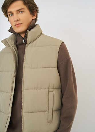 Стёганый утеплённый жилет с воротником-стойкой