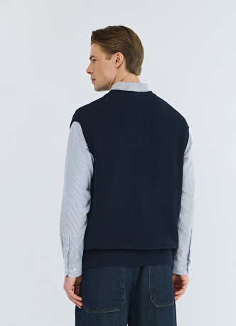 Вязаный жилет