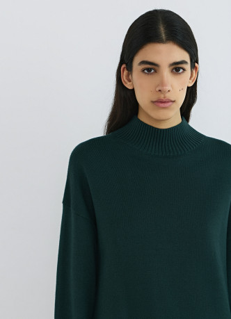 Объёмный джемпер с воротником-стойкой