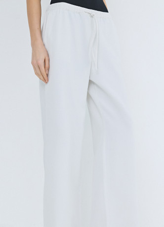 Тонкие джинсы на резинке со средней посадкой