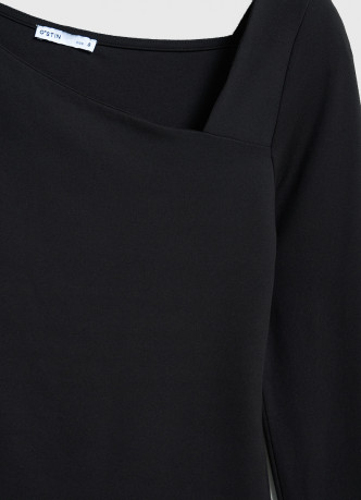 Лонгслив с асимметричным вырезом