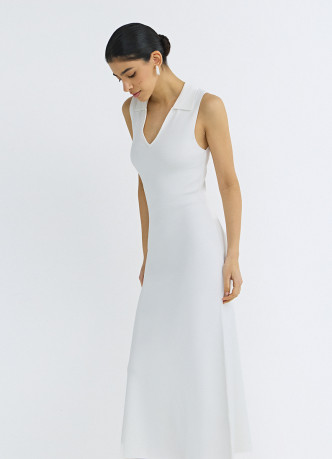 Вязаное платье с воротником-поло